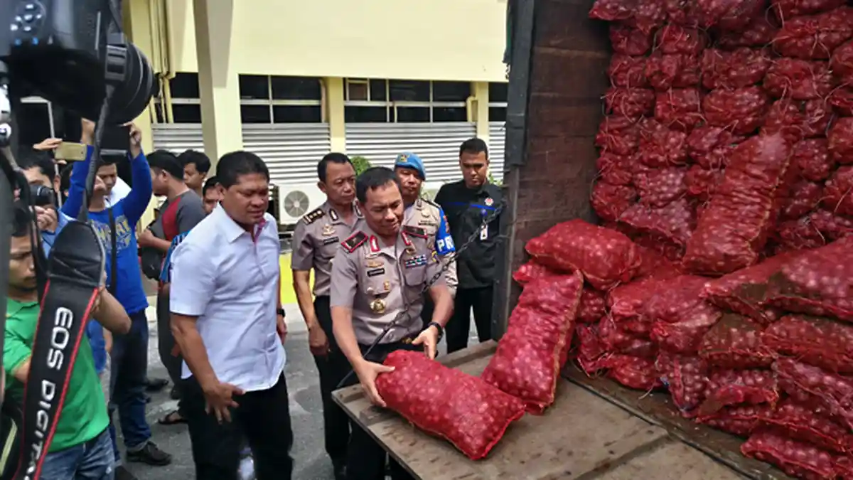 Polda Riau Ungkap Peredaran 16 Ton Bawang Merah Ilegal