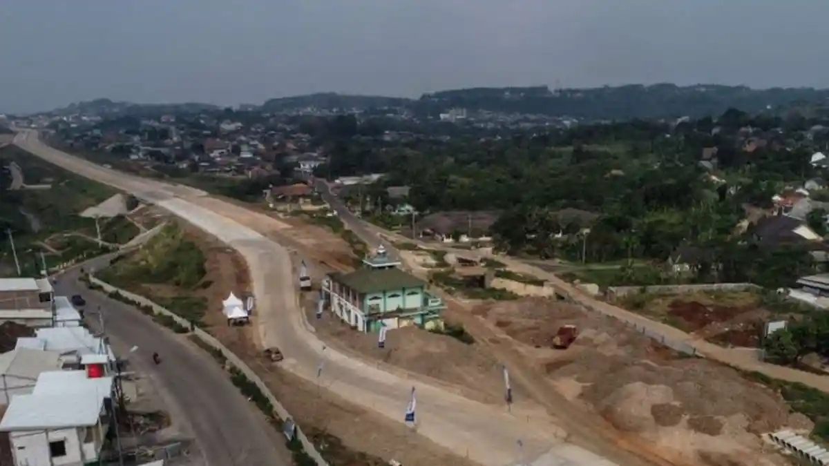 Kondisi Masjid Jami Baitul Mustaghfirin Yang Berdiri di Tengah Jalan Tol Batang - Semarang