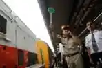 Fauzi Bowo Sidak Stasiun Pasar Senen