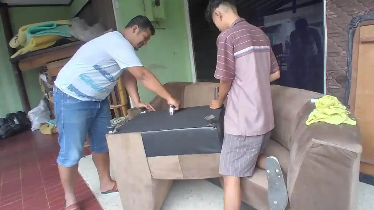 Bisnis Reparasi Sofa dan Perabot Rumah Milik Wisnu Kewalahan Layani Order saat Menjelang Lebaran