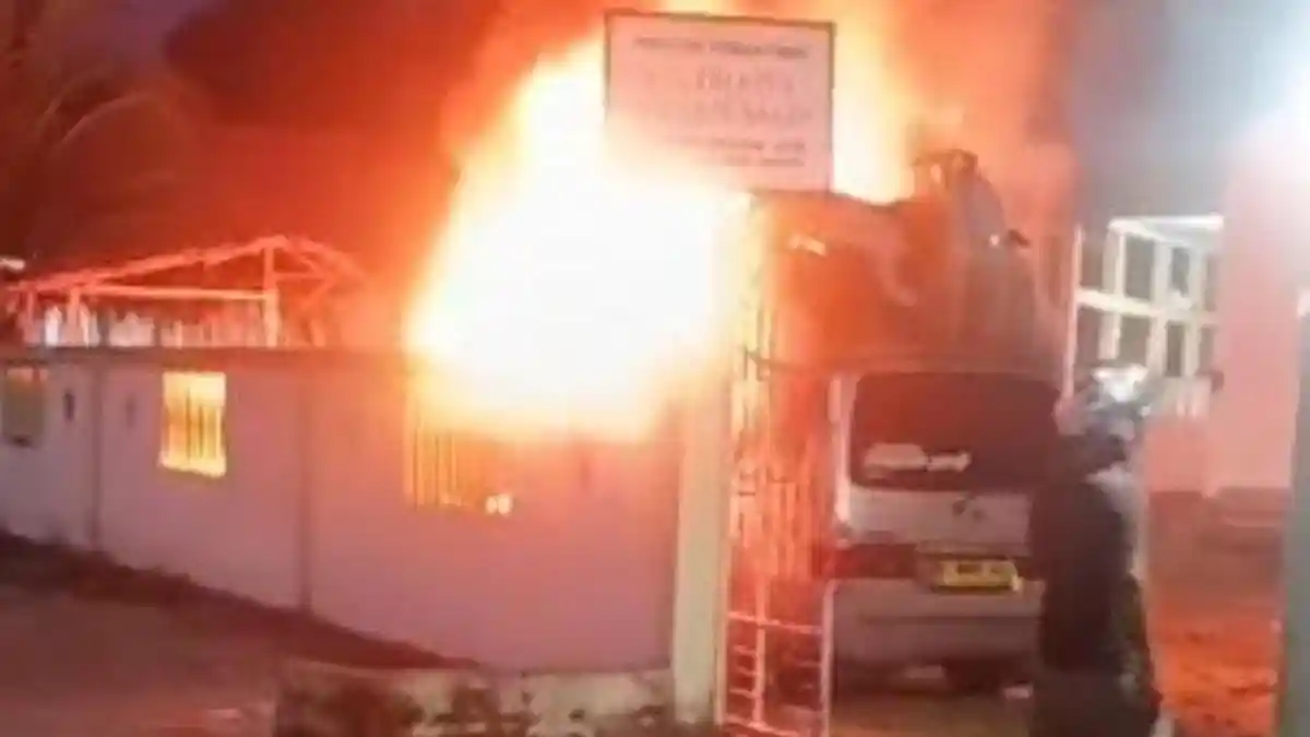 Satu Unit Minibus Terbakar di Abdya - Serambinews.com