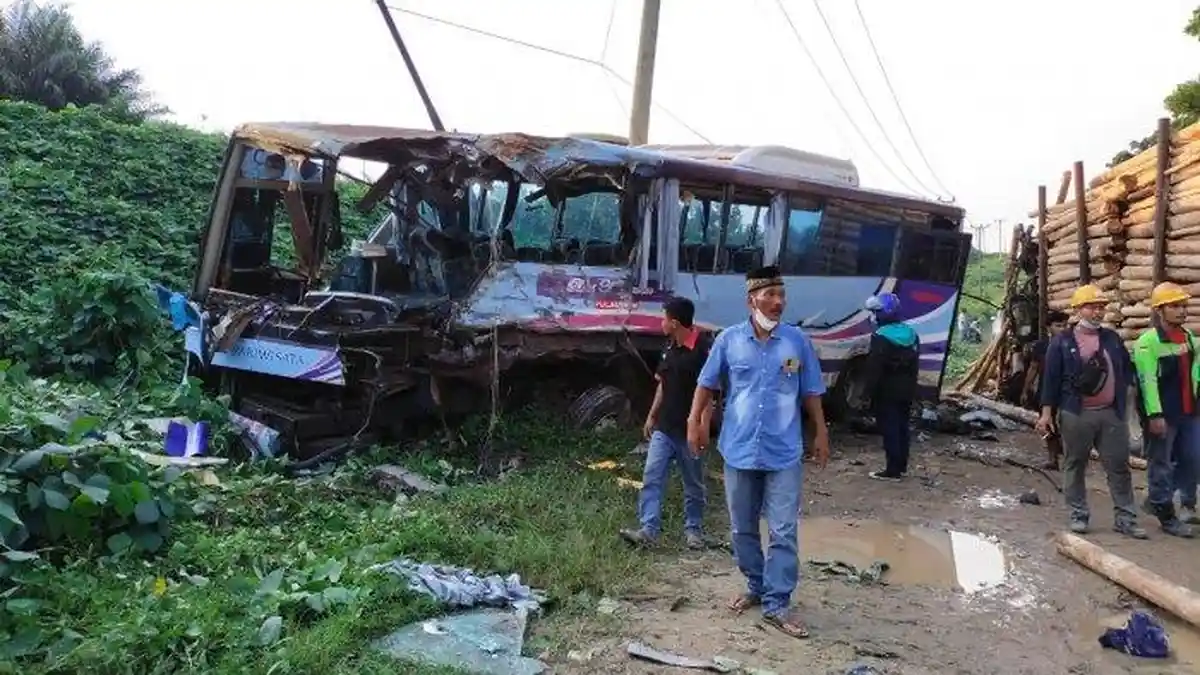 Kecelakaan Maut, Seorang Tewas dan Belasan Jadi Korban, Bus Karyawan Ringsek Tabrakan dengan Truk