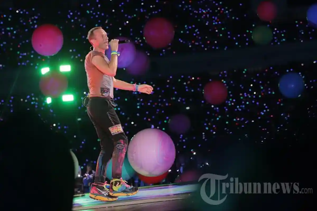 Serunya Konser Coldplay Jakarta, Chris Martin Berpantun 'Pinjam Dulu Seratus' di Panggung GBK
