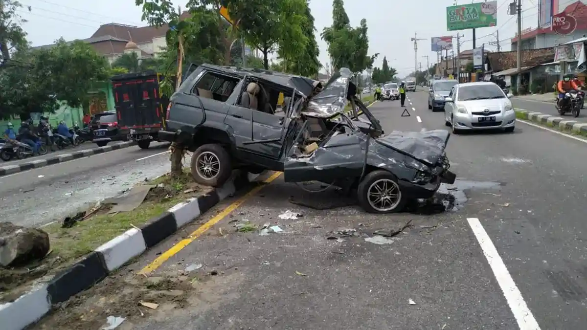 Lepas Kendali, Toyota Kijang Lompat Jalur, Tabrak Hiace Hingga Remuk di Ring Road Utara Sleman
