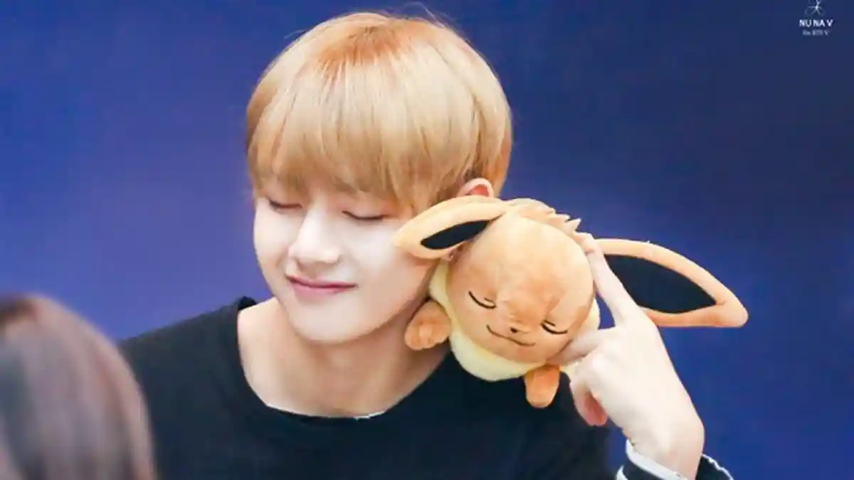 4 Teman V BTS yang Sempat Buat Penggemar Terkejut, Tahu-tahu Selfie Bareng!