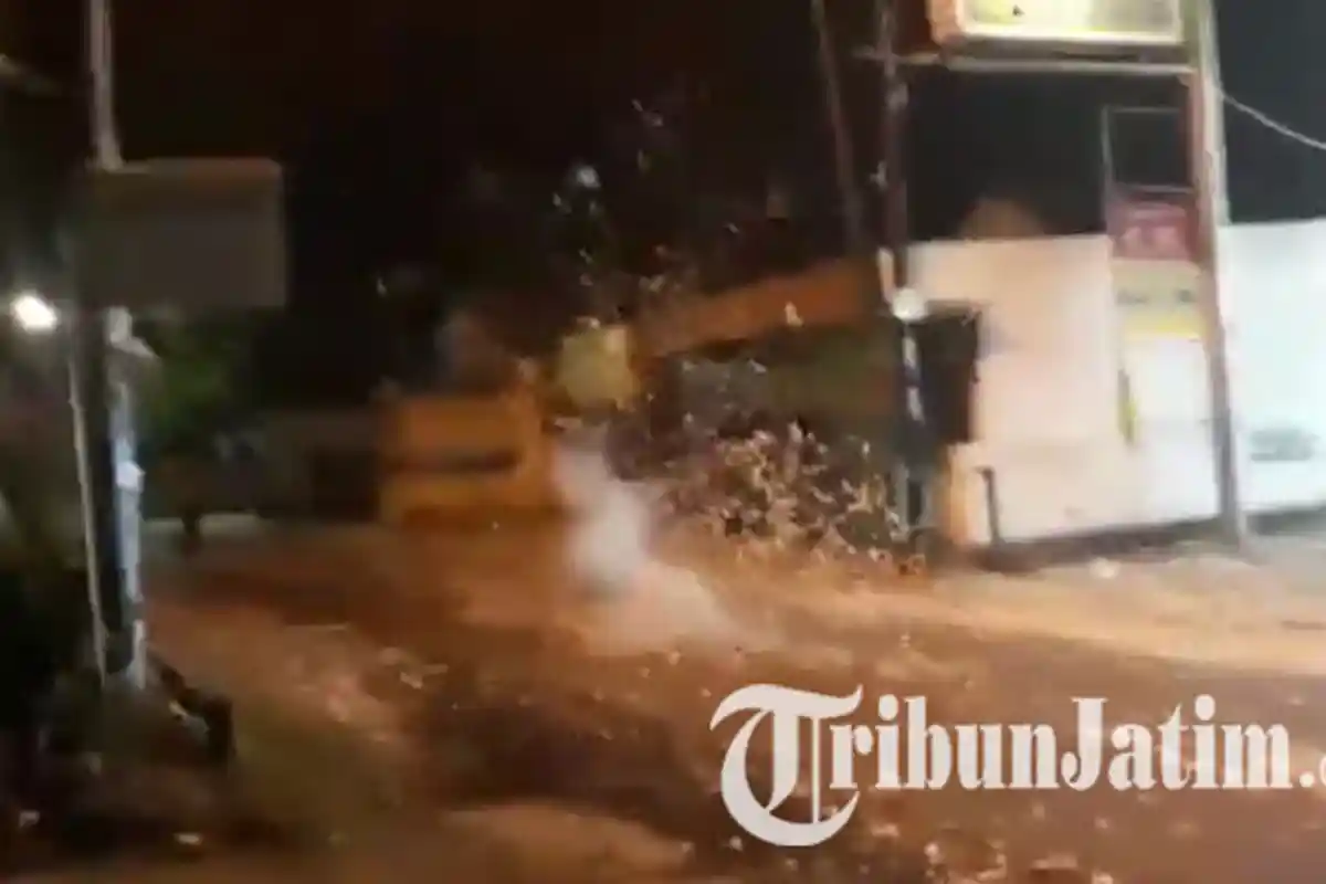 VIDEO: Malam Takbiran, Pemuda Ini Jarinya Terluka Akibat Ledakan Petasan, Begini Nasibnya