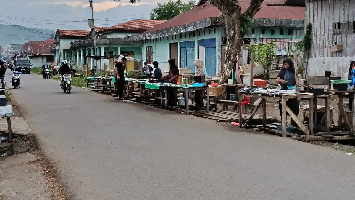 Warga Nilai Penertiban Tak Efektif, Pedagang Kembali Kuasai Kawasan Pasar Bongkar Bula