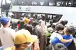 Mengantri Untuk Naik Bus Wisata JakLingko Gratis