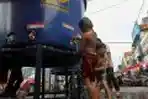Pengungsi Banjir Kampung Pulo Manfaatkan Air Bersih