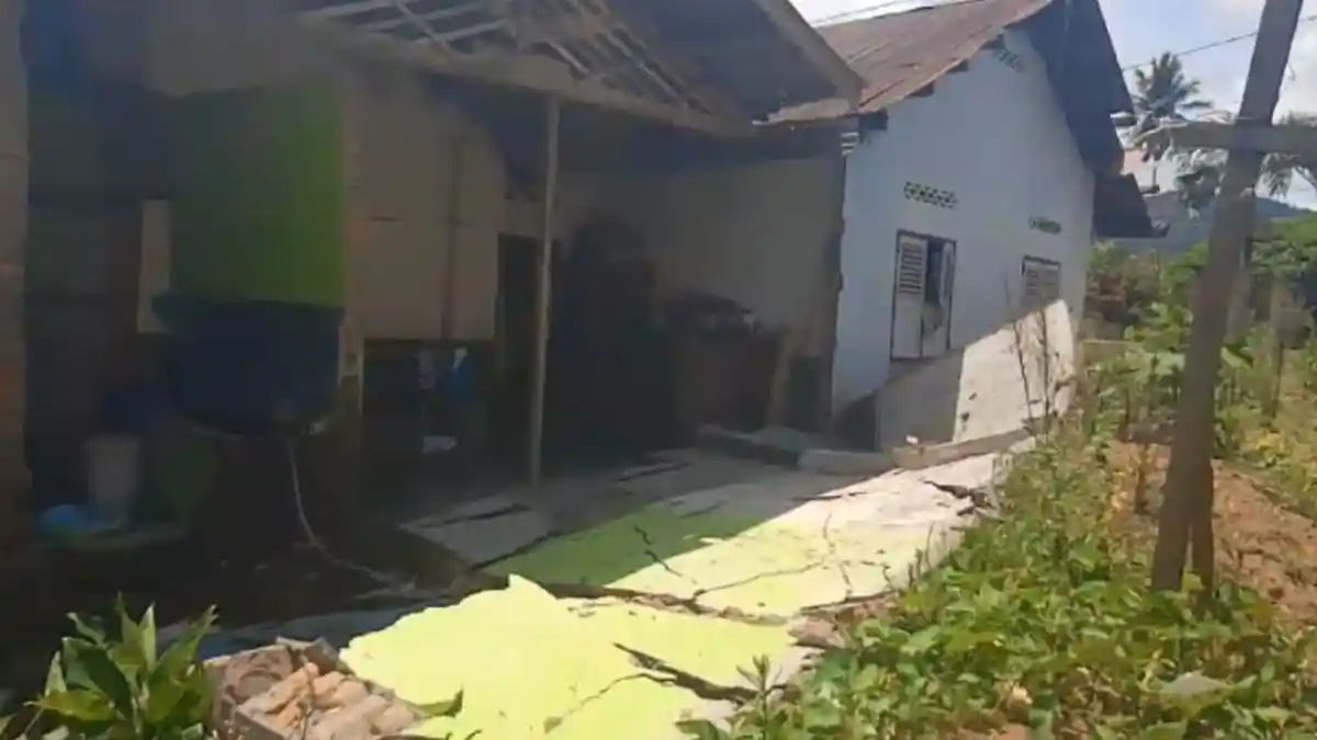 Dinding Rumah di Horodopi Kolaka Timur Roboh, 33 Rumah Warga Lainnya Retak Usai Gempa 5,1 SR