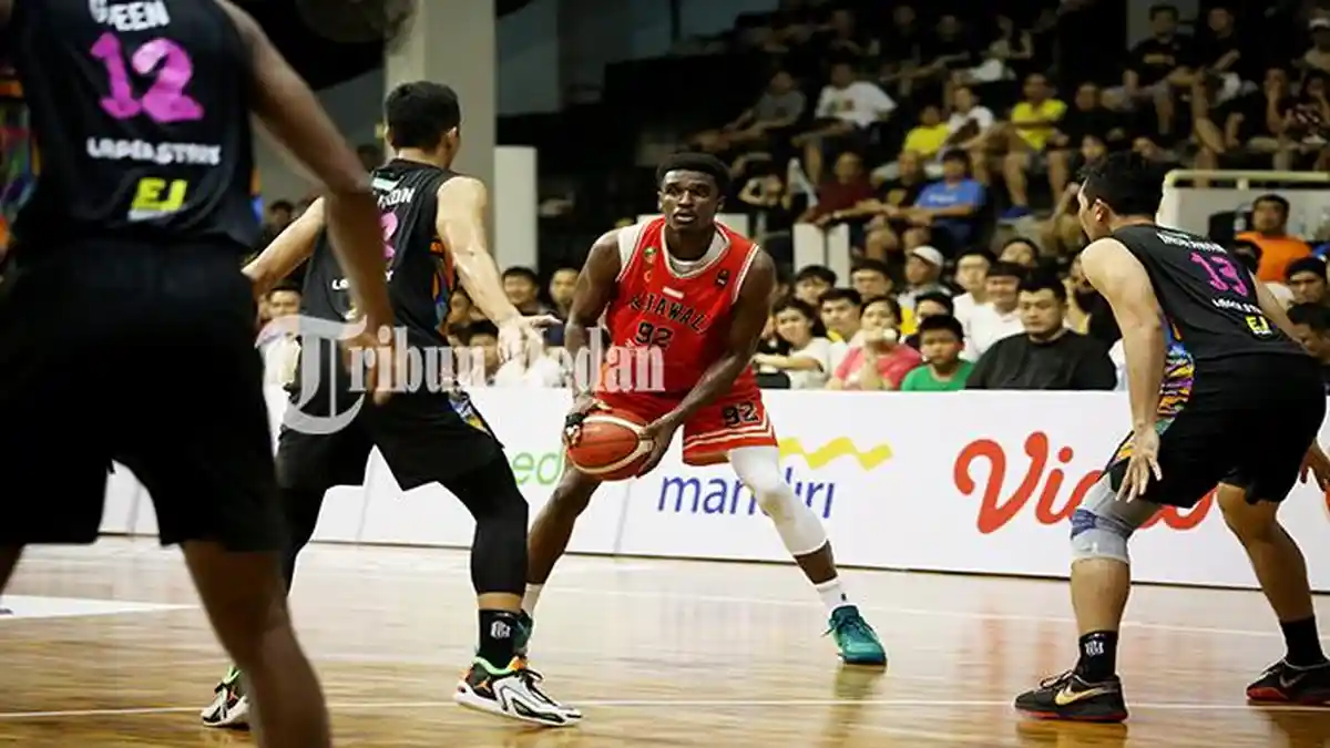Berita Foto: Rajawali Medan Kalah dari Bali United Basketball dengan Skor Akhir 66-82 - 22032024_MELEWATI-LAWAN_ABDAN-SYAKURO-6.jpg