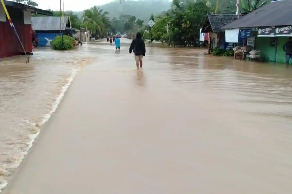 BREAKING NEWS: Banjir, Jalan Trans Sulawesi di Luwu Lumpuh Total
