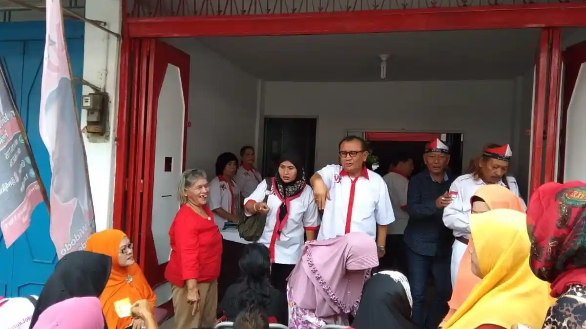 DPP Nusantara Untuk Jokowi Berbagi Kaca Mata dan Bingkisan kepada Lansia