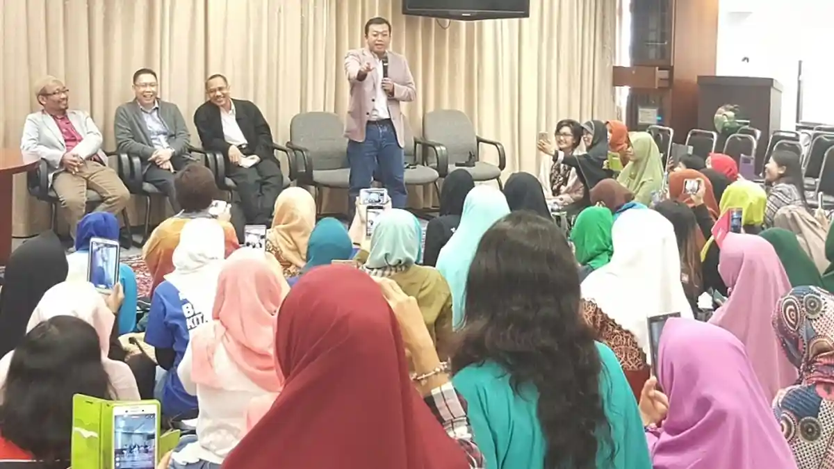 Jelang Kedatangan Jokowi, Nusron Temui Buruh Migran di Hongkong