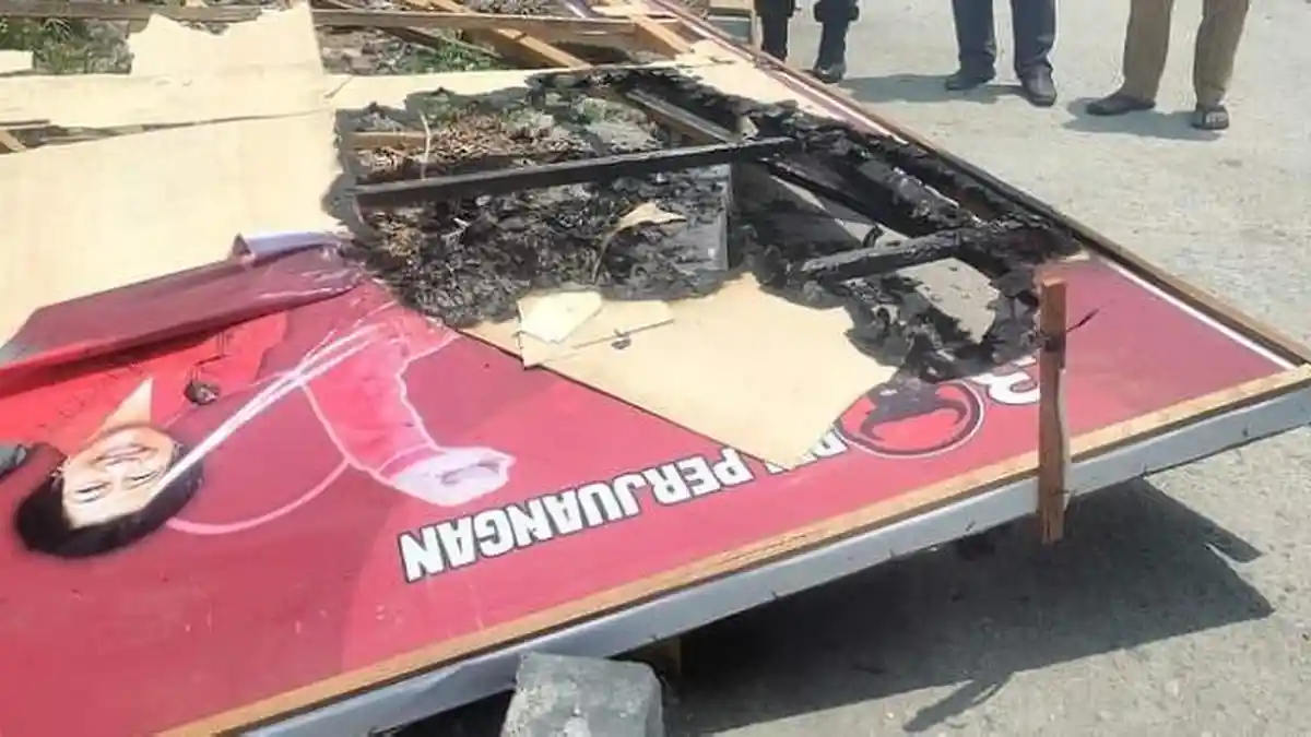 Kronologi Oknum Polisi dan Warga Mabuk Bakar Baliho Ganjar Pranowo di Buton Tengah Sulawesi Tenggara