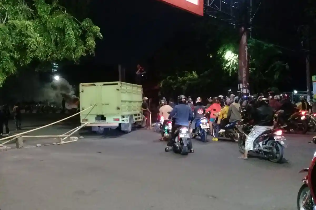 Pengunjukrasa Tutup Jl Pettarani dan Andi Djemma