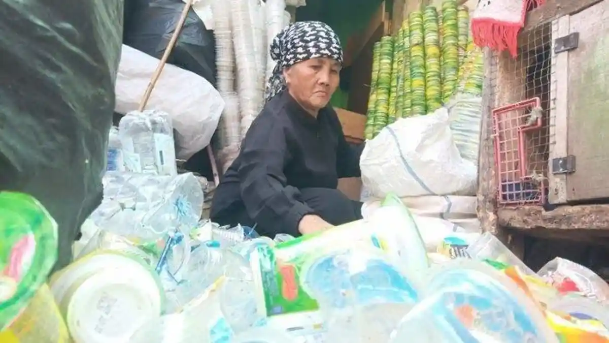 Kisah Ibu Pemulung Maryani (63) Naik Haji setelah 26 Tahun Menabung dari Hasil Jual Botol Bekas