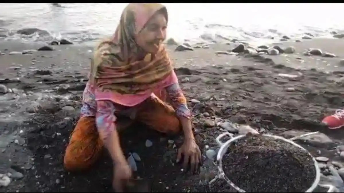 5 Fakta Butiran Pasir Emas di Pantai Maluku, Ada yang Dapat 10 Gram Emas hingga Aparat Diturunkan
