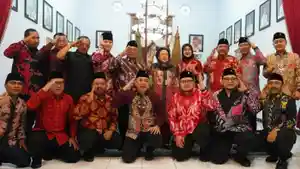 Ketua-Umum-PDI-Perjuangan-Megawati-Soekarnoputri-bersama-kepala-daerah-kader-PDI.jpg