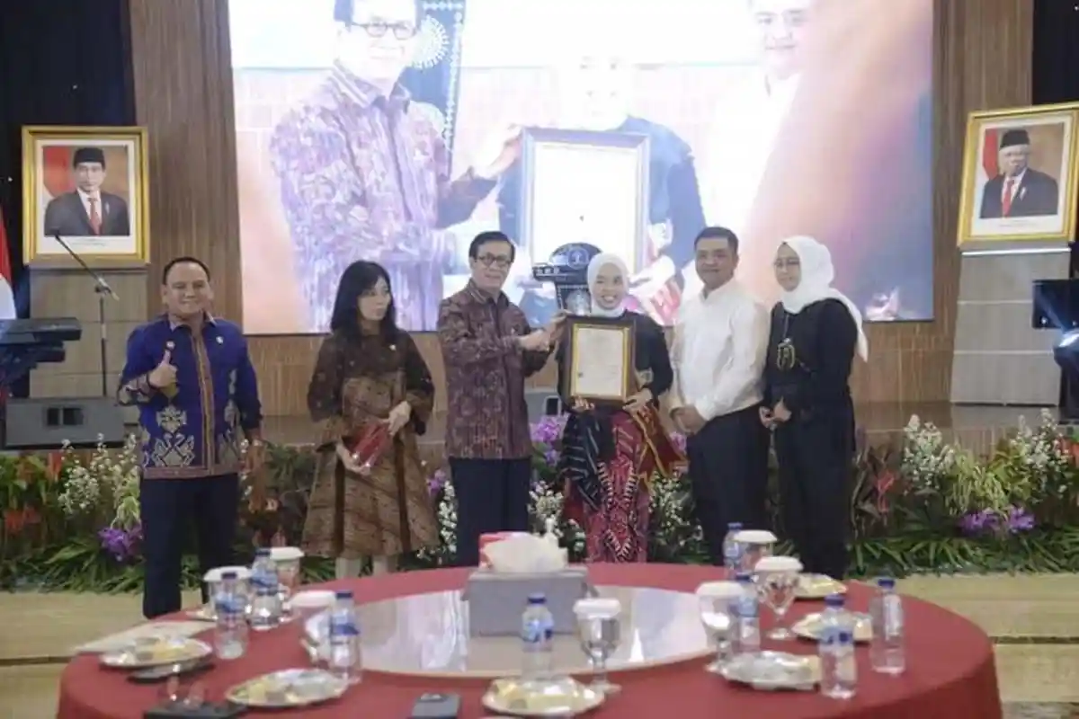 Menkumham Yasonna Laoly Beri Piagam dan Surat Pencatatan Hak Cipta untuk Putri Ariani
