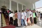 Masyarakat Antre Open House Istana