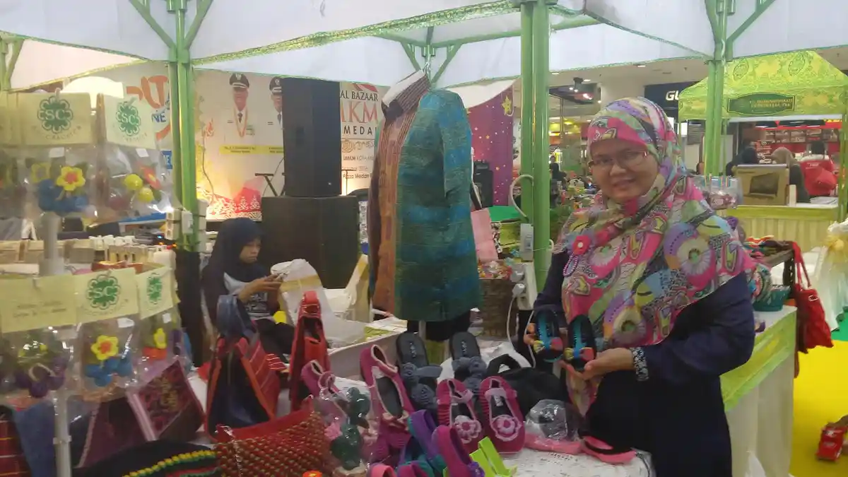 Dari Tangan Pempy, Rajutan Disulap Menjadi Sepatu