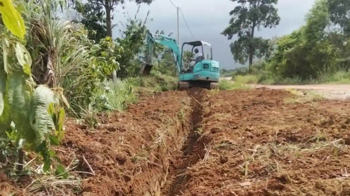 Cegah Banjir, Dinas PUTRP Bangka Tengah Normalisasi Drainase di Dusun Nadi 