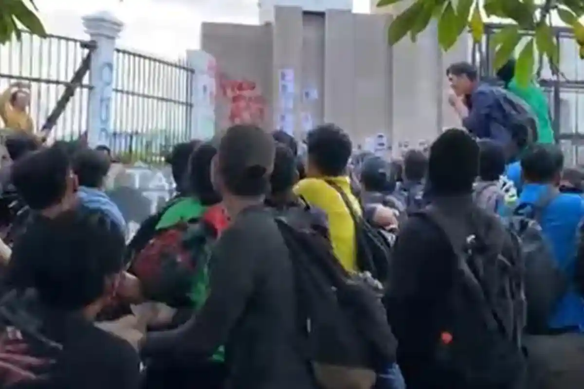 DPR RI Tak Temui Massa, Demo Tolak RUU TNI Ricuh, Pagar Jebol
