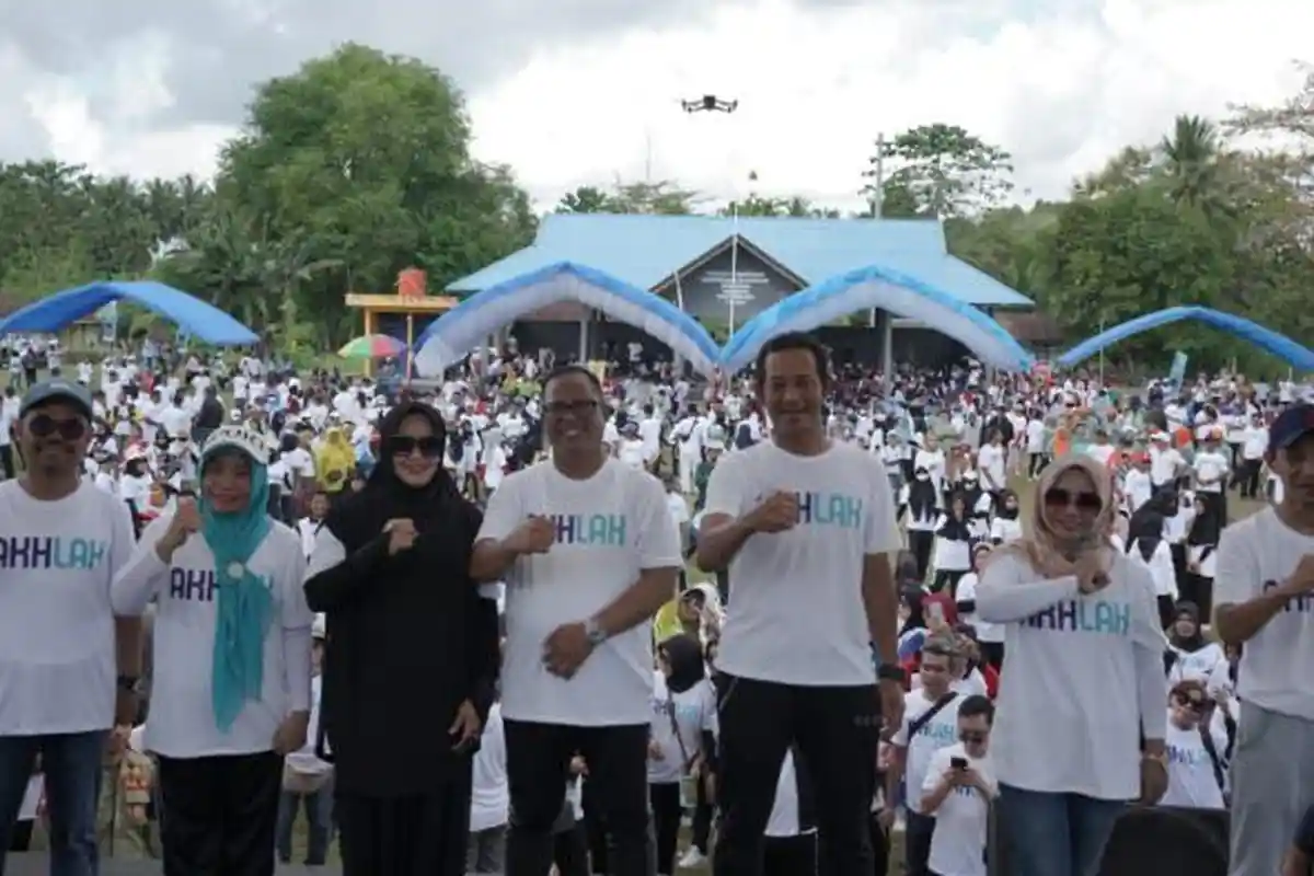 Kolaborasi PLN dan Stakeholders Meriahkan Jalan Sehat HUT ke-25 BUMN di Buton dan Muna Barat