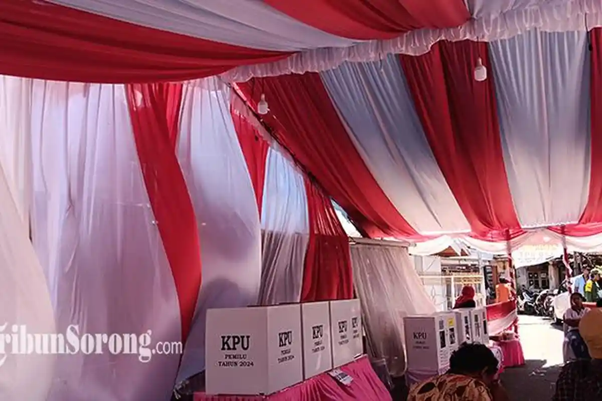 Dekorasi Nuansa Merah Putih di TPS 17 Remu Utara, Mulai dari Plafon Hingga Tutup Tiang 