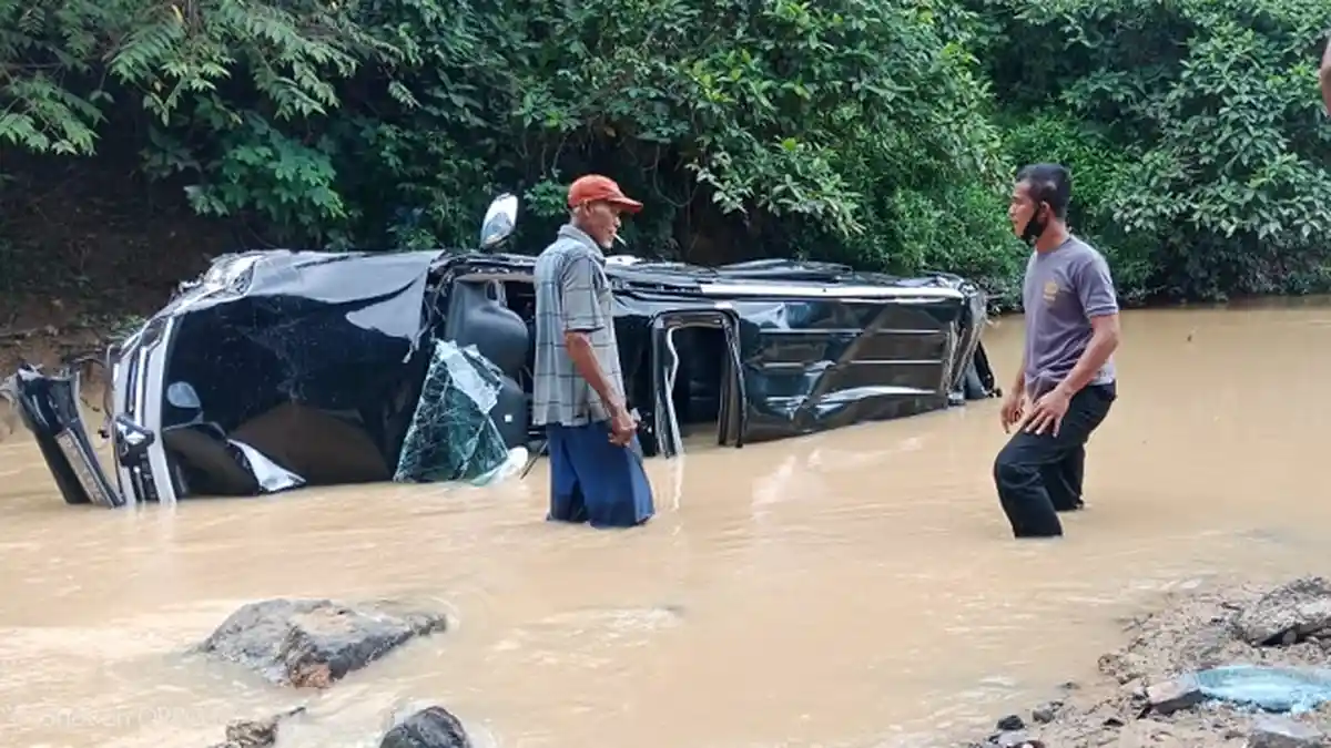 Mobil Pajero Sport Terjun Bebas dari Atas Jembatan ke Sungai di Dharmasraya