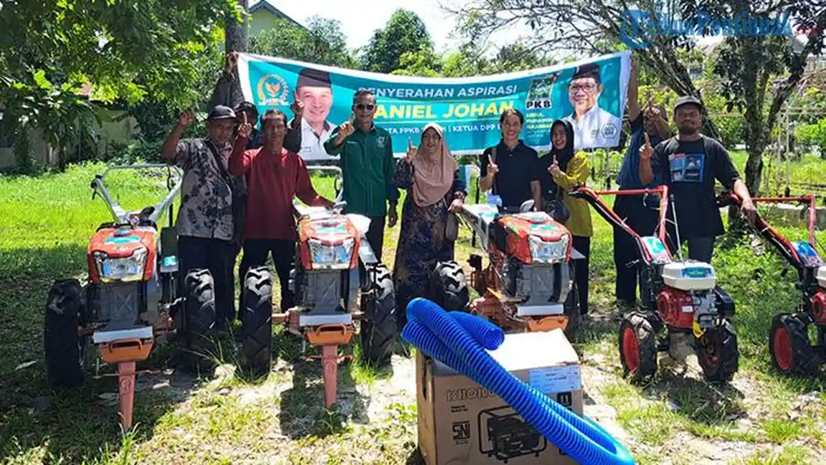 Hadiah Akhir Tahun 2023, Petani di Mempawah Terima Bantuan Pertanian dari Daniel Johan