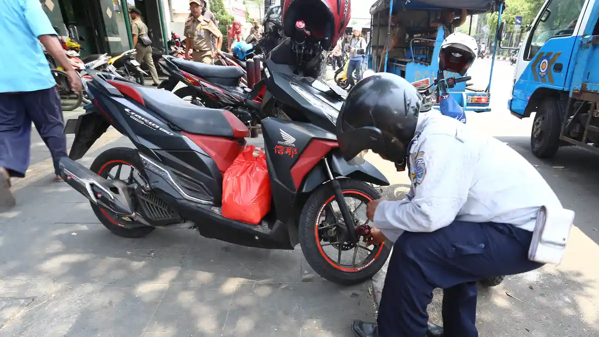 Juru Parkir Liar Tak Terima Petugas Tertibkan Kendaraan yang Melanggar