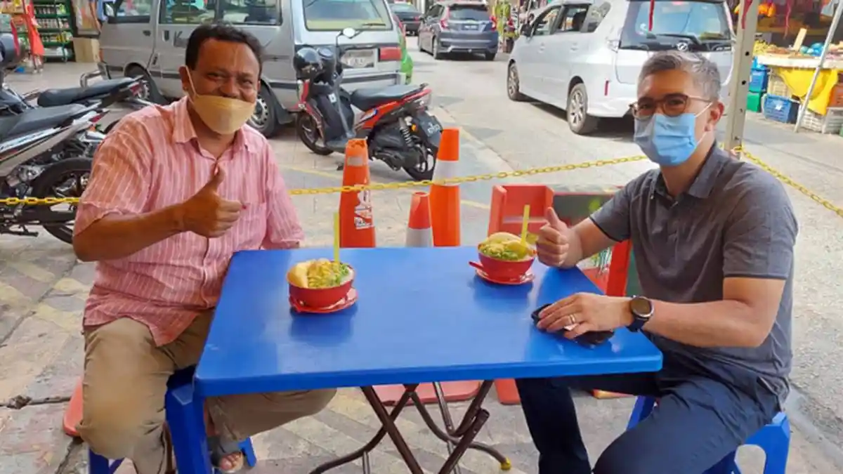 Ketika Menteri Keuangan Malaysia Singgah di Chow Kit, Makan Cendol Durian Bersama Datuk Mansyur