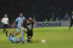 persib-bandung-hariono-diganjal-pemain-persela-lamongan.jpg