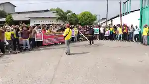 Ratusan-karyawan-PT-Samawood-Utama-Works-Industries_Demo-Karyawan-Samawood.jpg