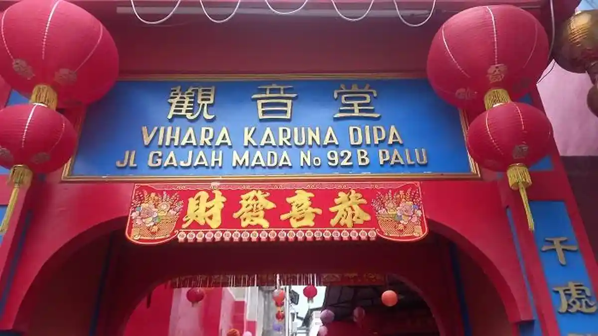 Vihara Magabudhi Palu Bersihkan dan Pasang Lampion Sambut Imlek 2025