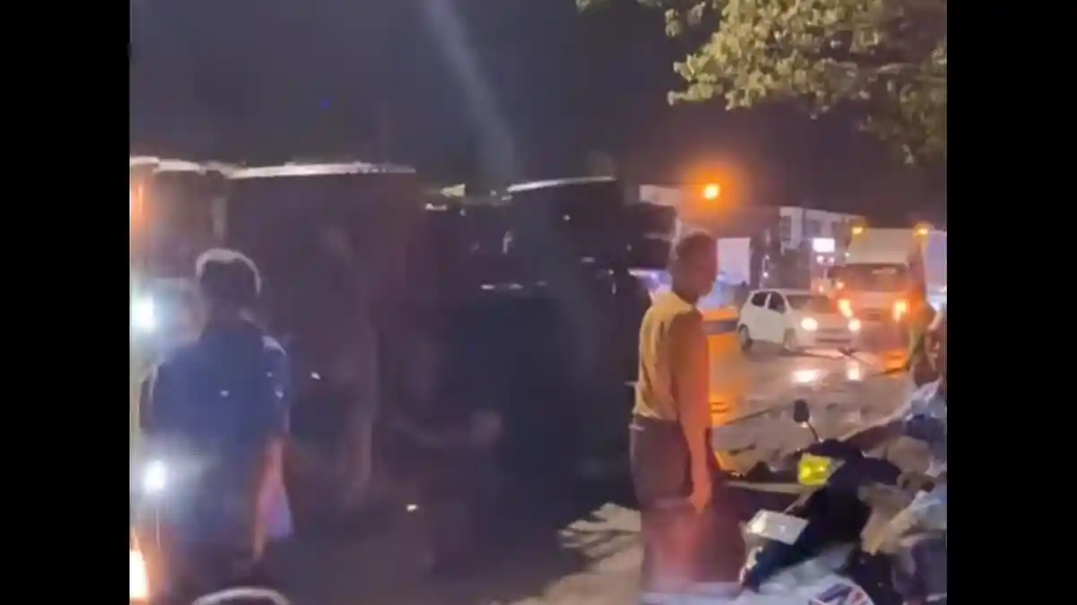 Cari Jalur Alternatif! Kecelakaan Truk Terguling Membuat Jalan Semarang Demak Semakin Macet