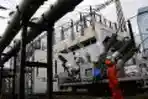 Petugas APP PLN Memeriksa Panel Gardu Induk 150 KV Mampang