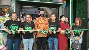 Prosesi-potong-pita-pada-Grand-Opening-KomputerMedan.jpg