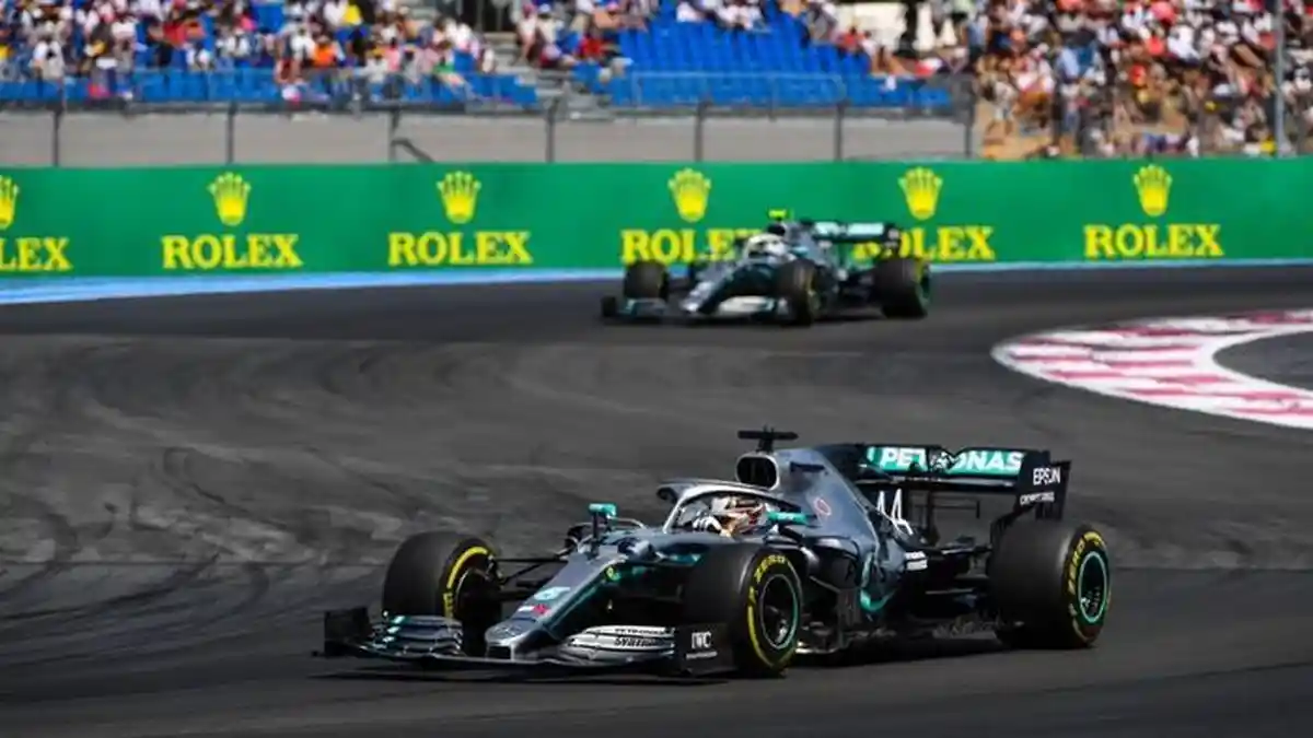 Sempat Khawatirkan Kondisi Ban Depan, Lewis Hamilton Tetap Tak Tebendung