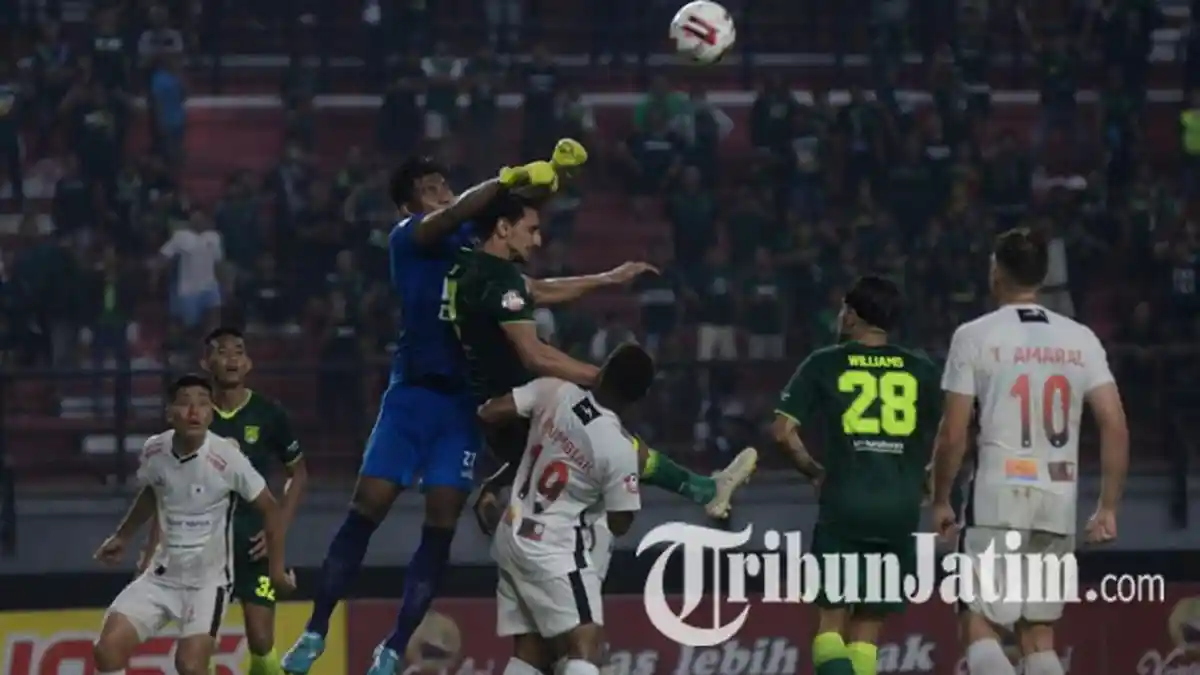 Aji Santoso Tepis Mitos Persebaya Surabaya Sulit Menang di GBT dengan Dukungan Bonek pada Laga Resmi