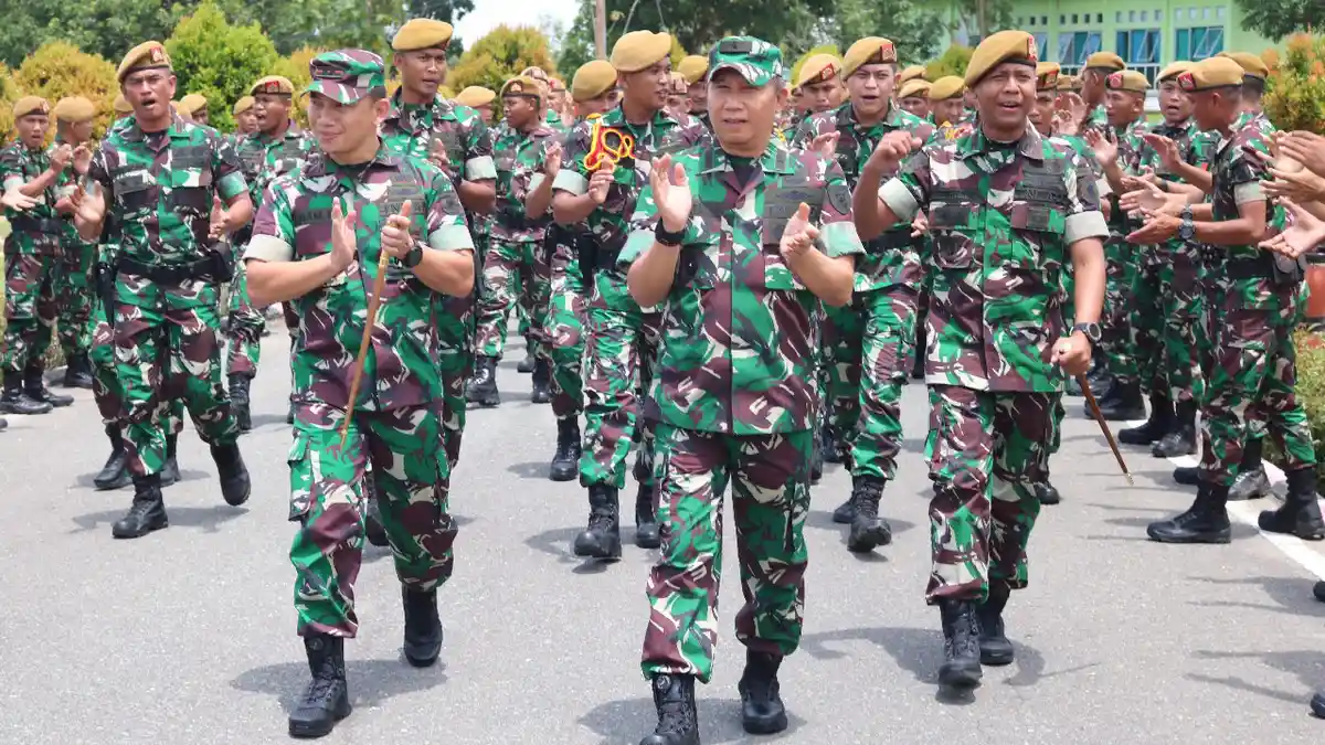 Kunjungi Prajurit TNI di Desa Labanan Berau, Kasdam VI/Mulawarman: Kalian Prajurit Hebat!