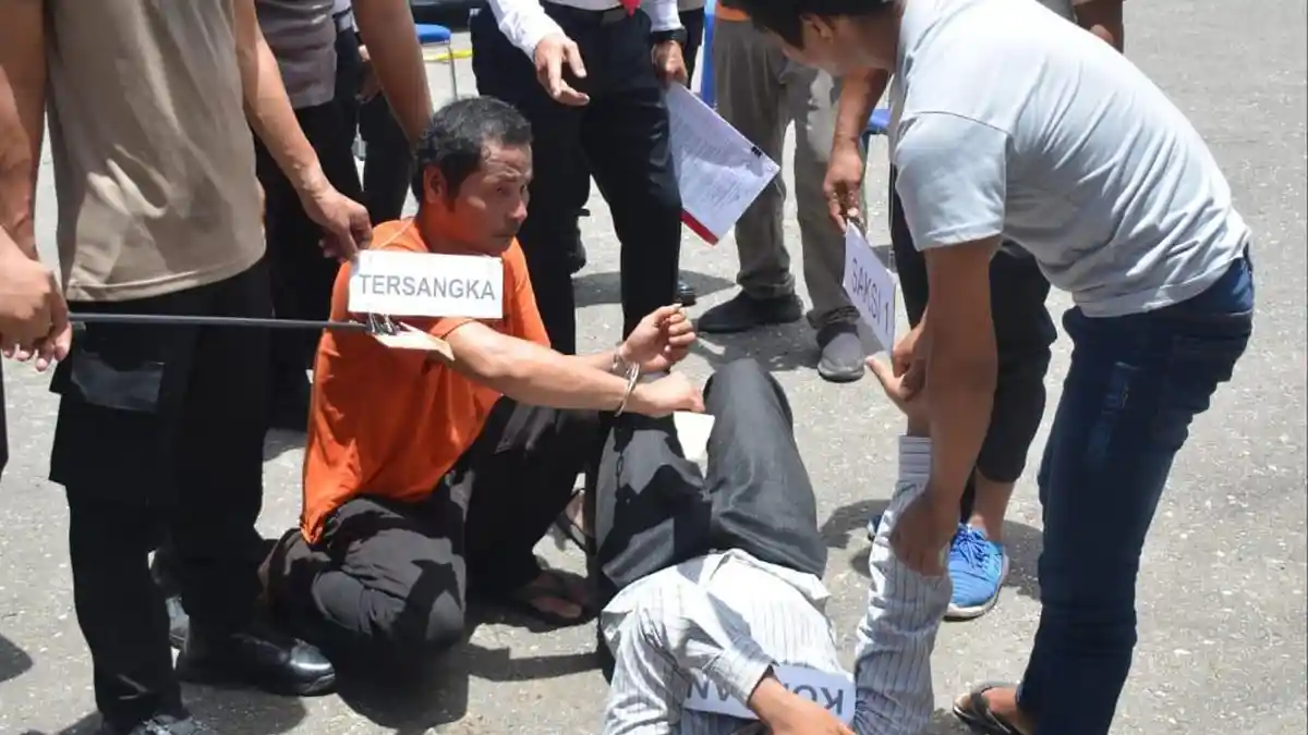 Satreskrim Polres Labusel Gelar Rekonstruksi Kasus Penganiayaan Berujung Maut di Kampung Rakyat