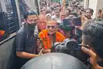 20260615-bupati-pati-sudewo-menuju-mobil-tahanan-usai-sidang.jpg