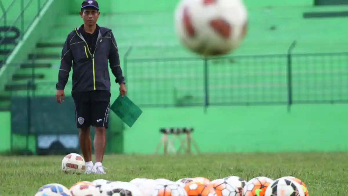 Latihan Arema Cronus, Ahmad Bustomi dan Juan Revi Absen