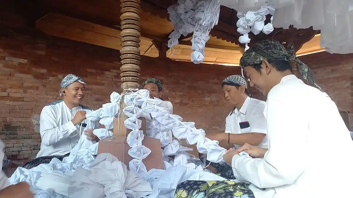 Proses Merangkai Luwur Makam Sunan Kudus Dimulai, 35 Perewang Teliti Rajut 1.500 Meter Kain Mori