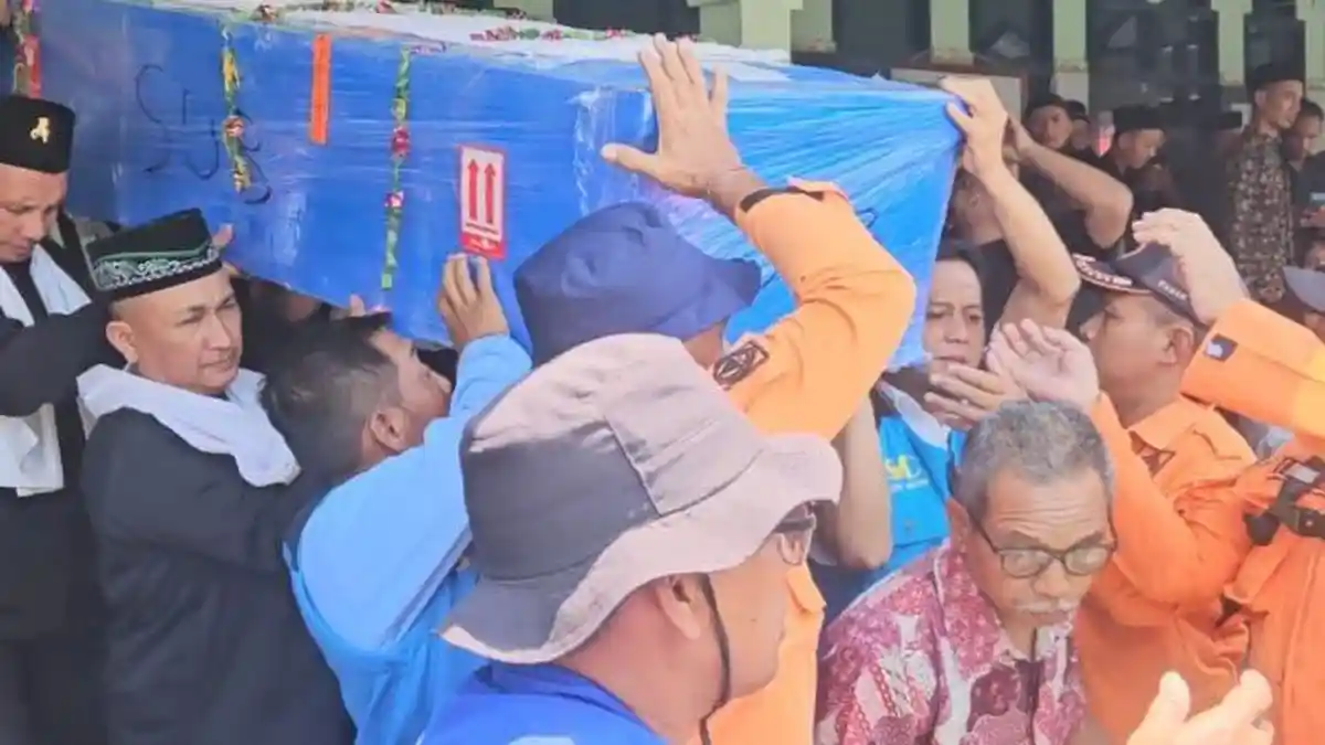 Sosok Guru PPPK Madiun yang Jadi Korban KMP Virgo, Dimakamkan di Belakang Sekolah Tempatnya Mengajar