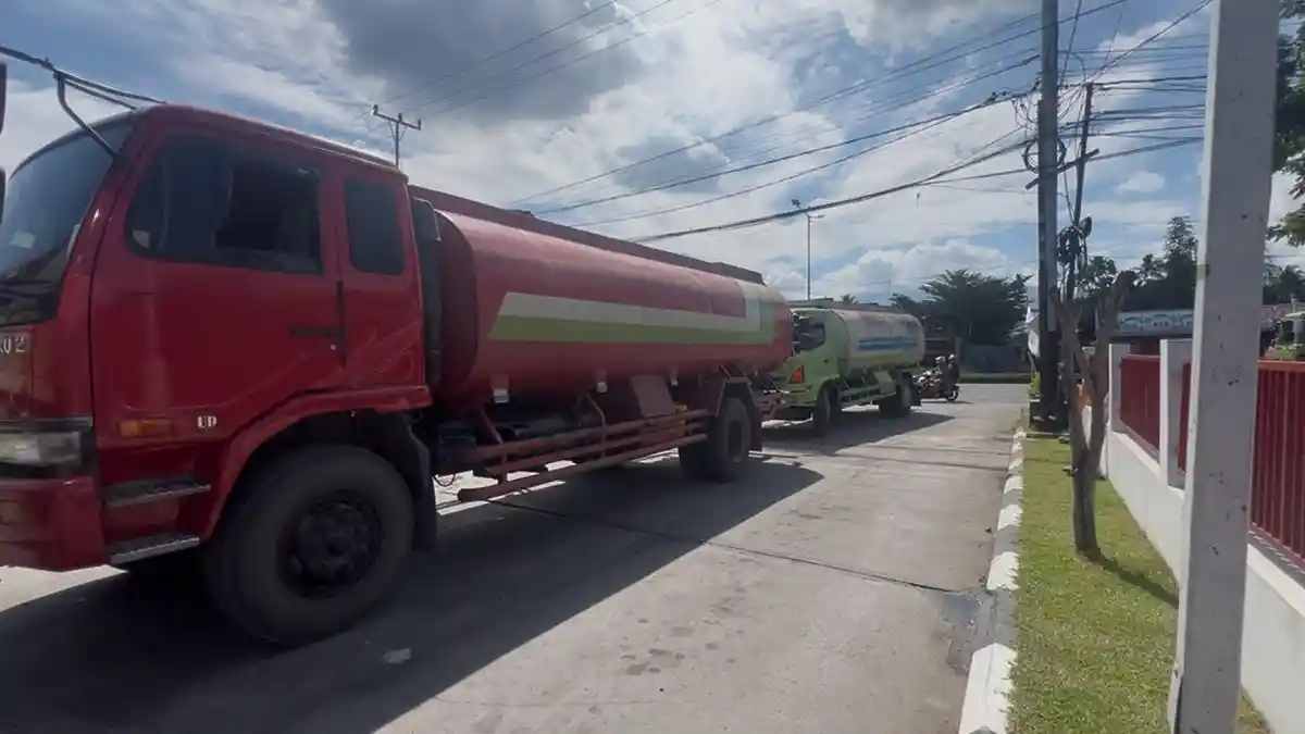 SPBU Kuranji Padang Diserbu Truk, Antrean Solar Mengular Sampai Bahu Jalan