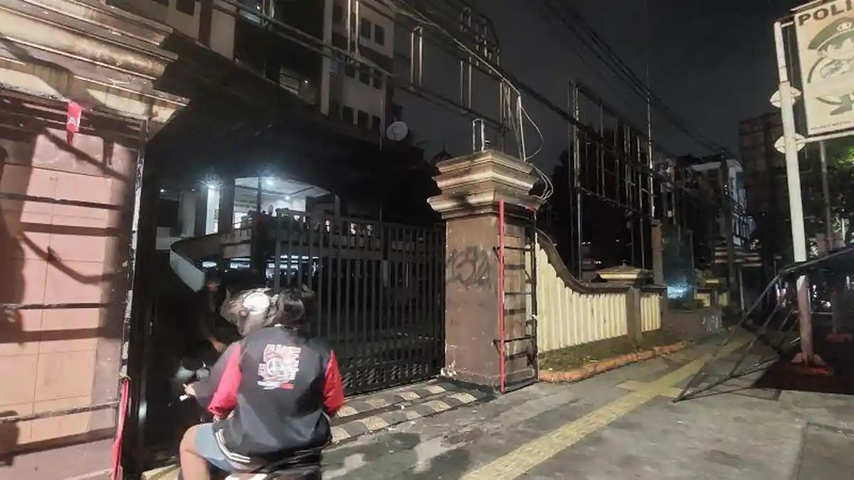 Kondisi Mapolres Metro Jakarta Timur Minggu Malam Usai Dirusak dan Dibakar Massa